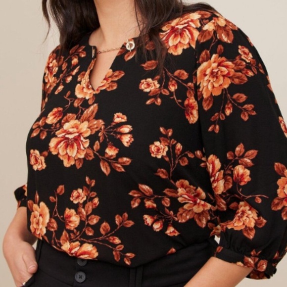 TORRID Crepe Chain Detail Floral 3/4 Sleeve Blouse - Picture 2 of 10